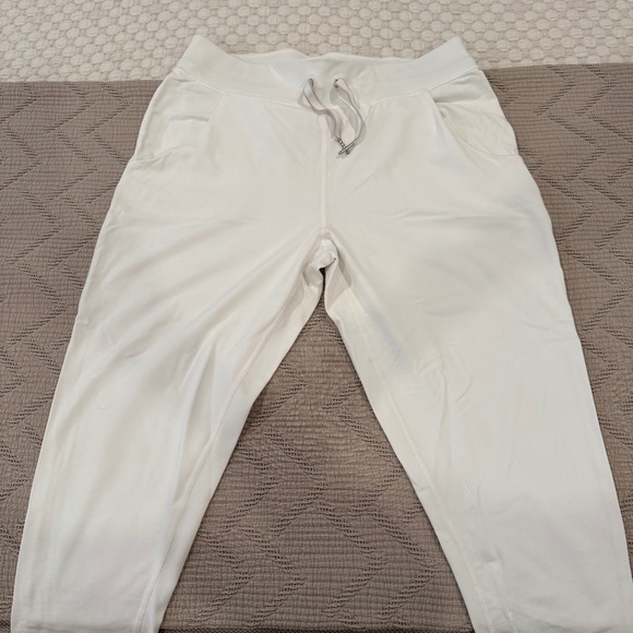 Lululemon ladies capris - Picture 1 of 2